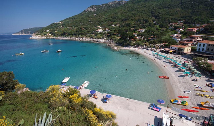 Spiaggia Di Santandrea Sabbia E Magnifiche Scogliere Allelba