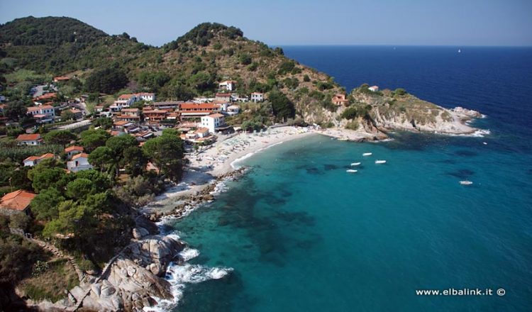 Spiaggia Di Santandrea Sabbia E Magnifiche Scogliere Allelba