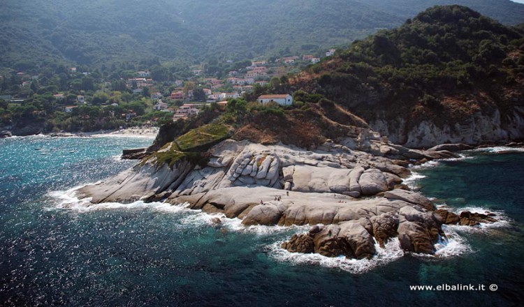 Spiaggia Di Santandrea Sabbia E Magnifiche Scogliere Allelba