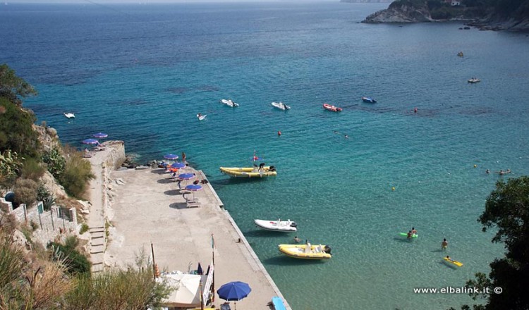 Spiaggia Di Santandrea Sabbia E Magnifiche Scogliere Allelba